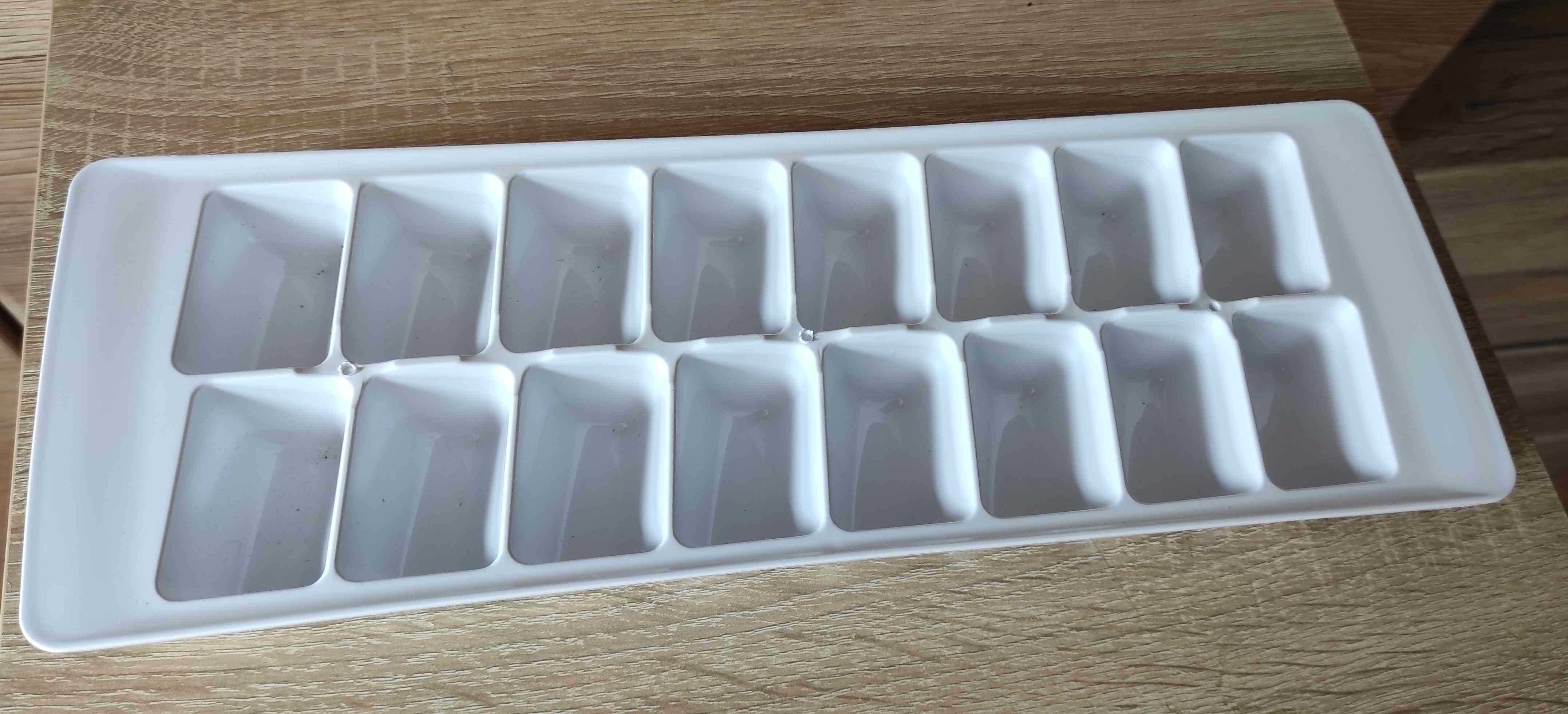 Biały pojemnik na kostki do lodu, kostkarka