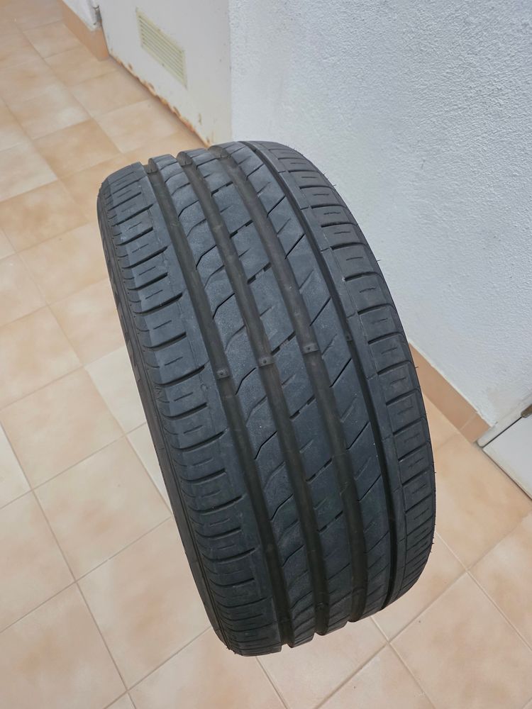 Pneu Nexen 245. 40. R19