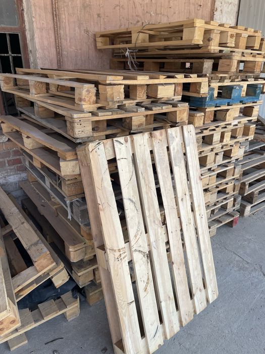 “Піддони. Можлива доставка. Усі питання — за номером.”