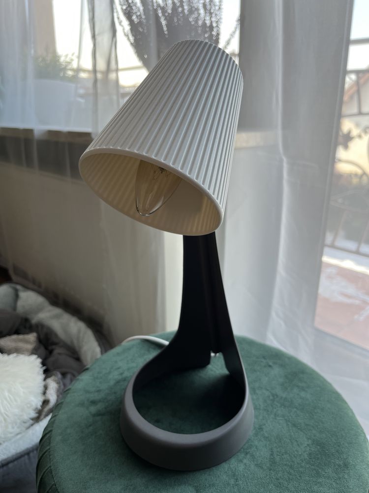 Lampa na biurko mała basic biało czarna z ukrytym kablem