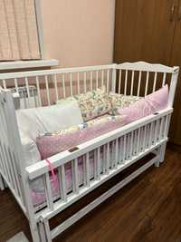 Дитяче ліжко з матрасом та подушками