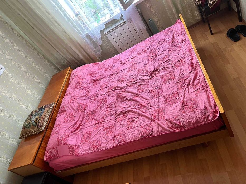 Продам комплект ліжко з тумбою для білизни і трюмо