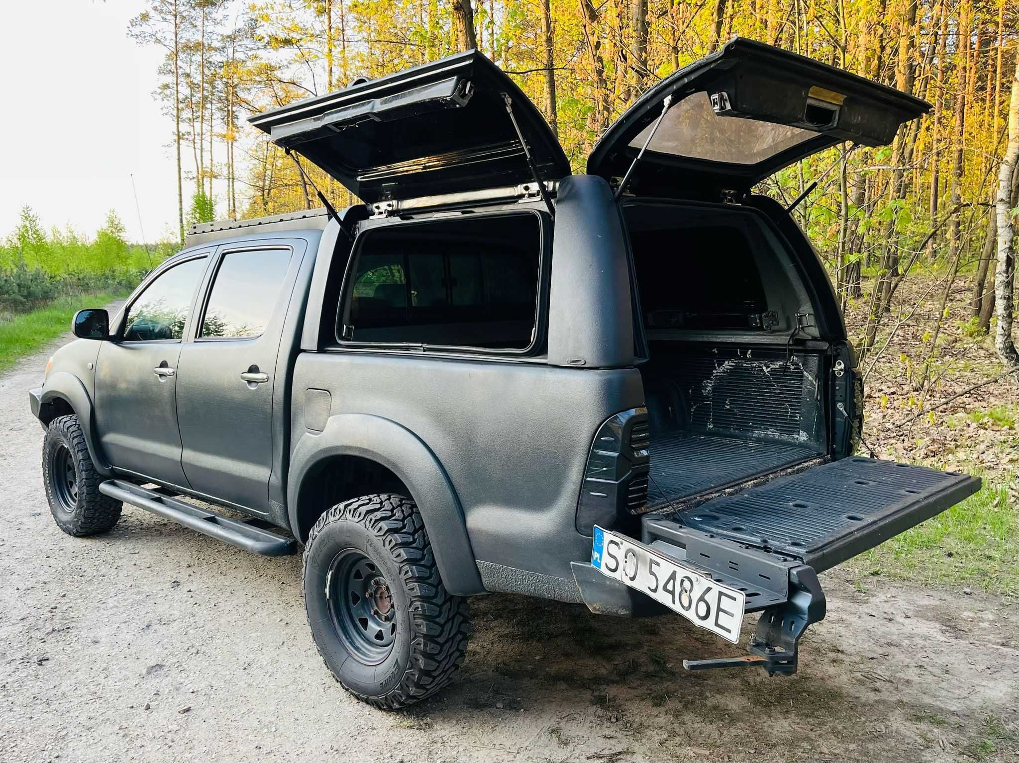 Wynajem Toyota Hilux pickup offroad - auto do zadań specjalnych.