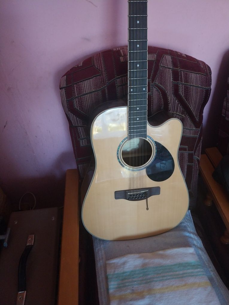 Sprzedam gitarę dwunastkę elektroakustyczną  że wzmacniaczem