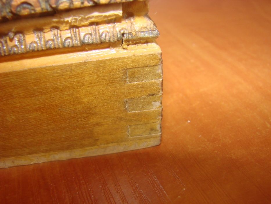 stare, drewniane pudełko na papierosy