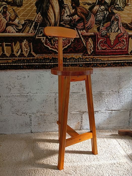 Belíssimo banco em madeira, peça com design desigual, internação de re