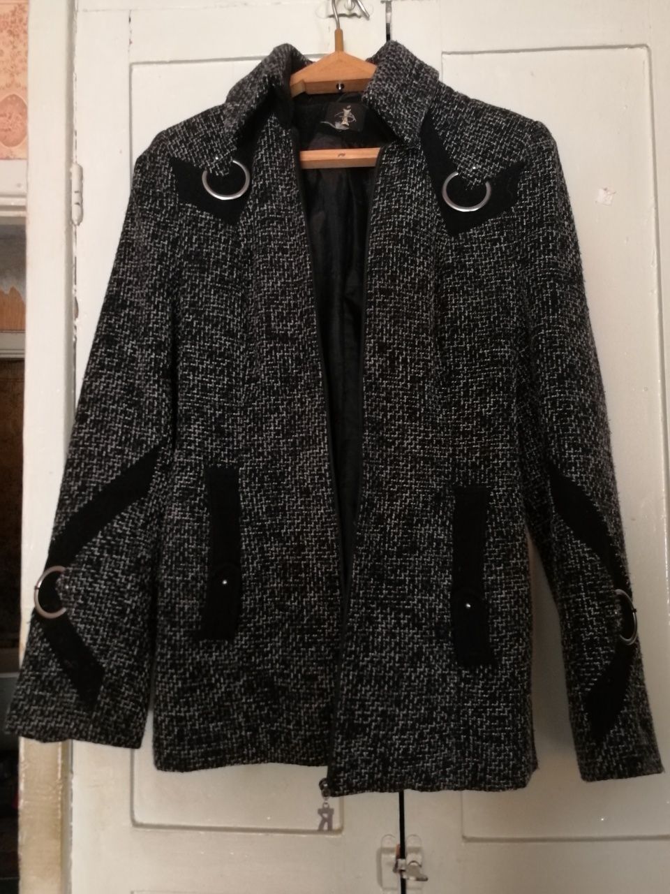 Жіноче пальто сірого кольору