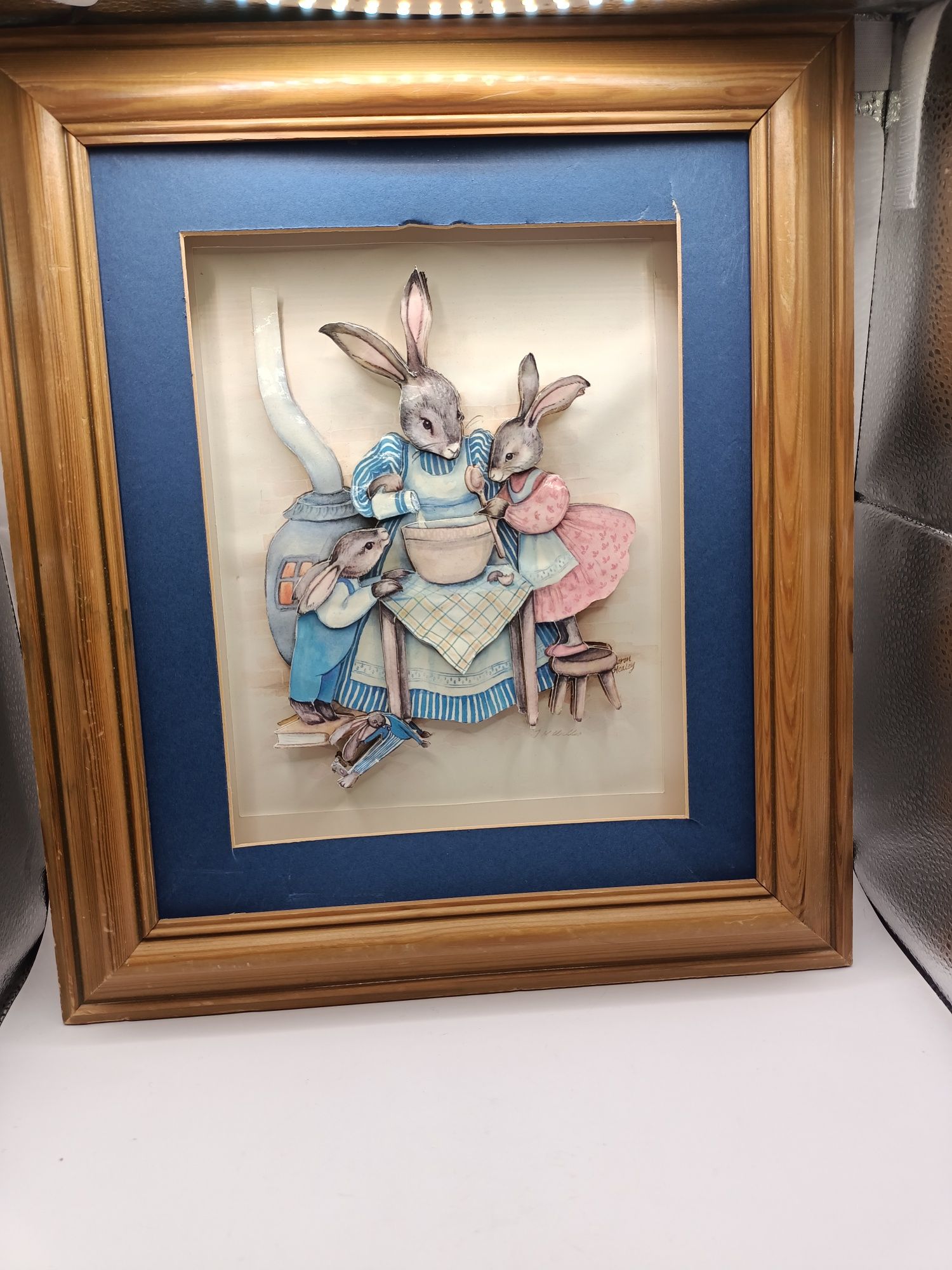 Piękny obrazek z papieru króliki przy stole  Sharon Healey diorama