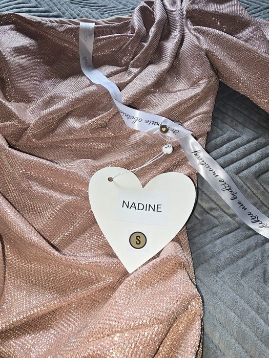 Loola, Nadine - Asymetryczna sukienka z szarfą i bufiastym rękawem