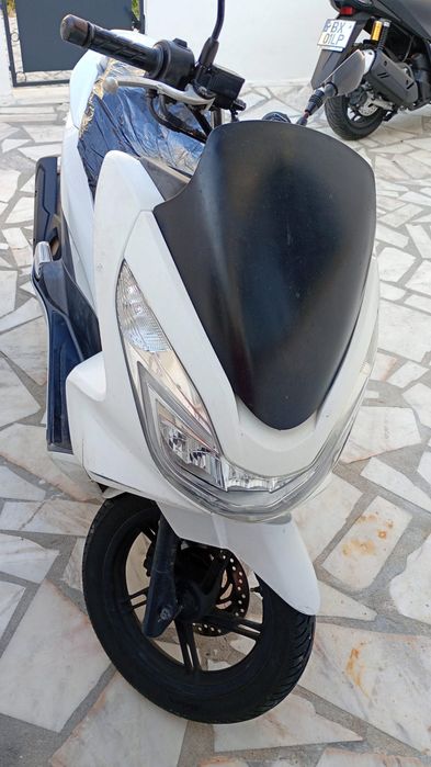 Vendo PCX 2015 branca em bom estado .económica tenho um capacete capa