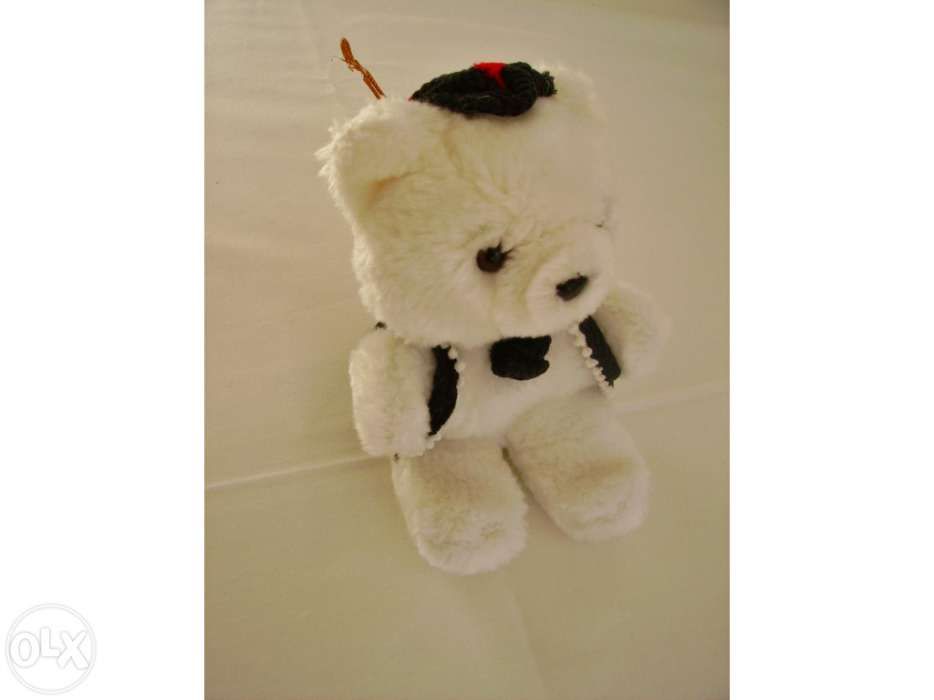 Urso de Peluche branco c/colete e laço,bonito!