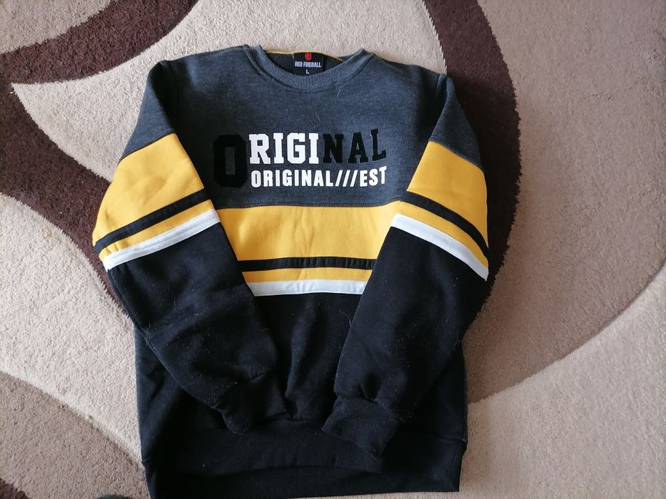 Sprzedam bluzy i kurtkę.