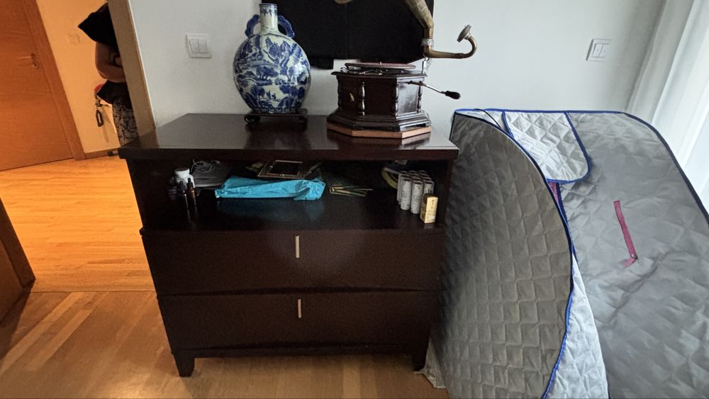 Cama de casal + colchão + mesa de cabeceira e comoda