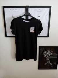 T-shirt preta com bordado de arte