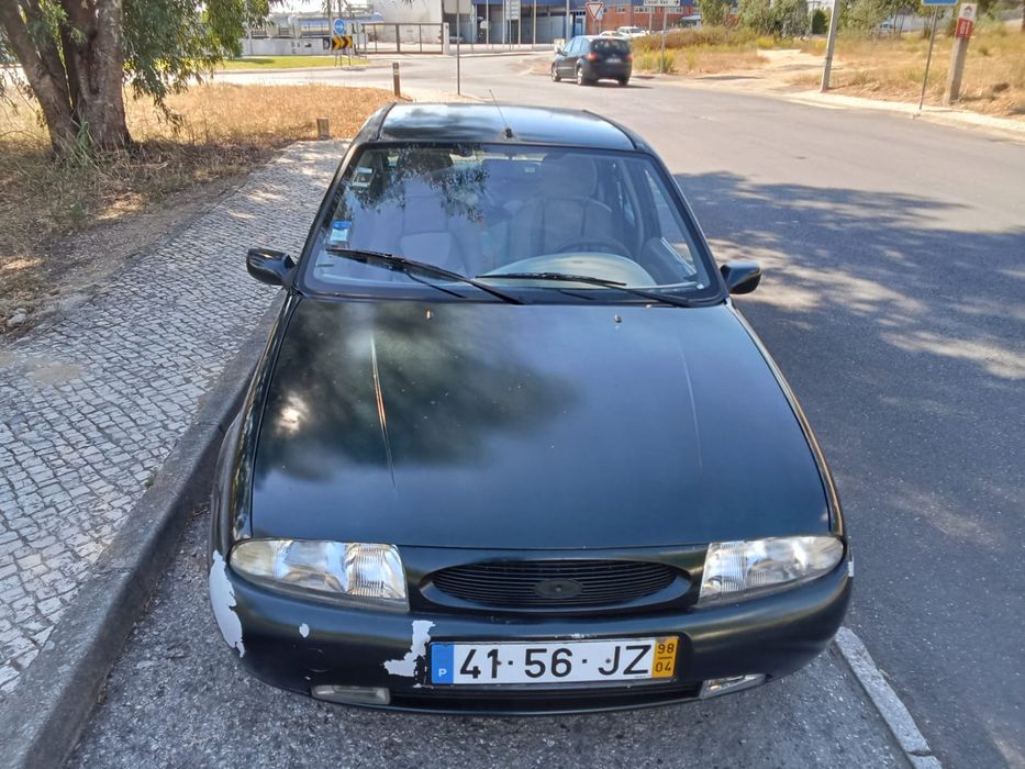 Está a venda este Ford fiesta