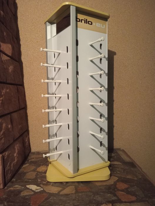 Obrotowy stojak na okulary