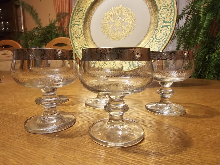 Kieliszki do likieru lub mocnych trunków.