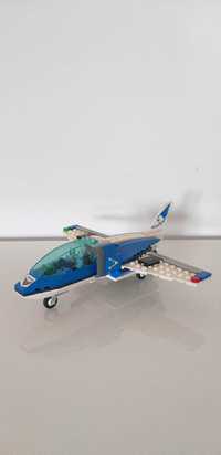 Avião em peças LEGO