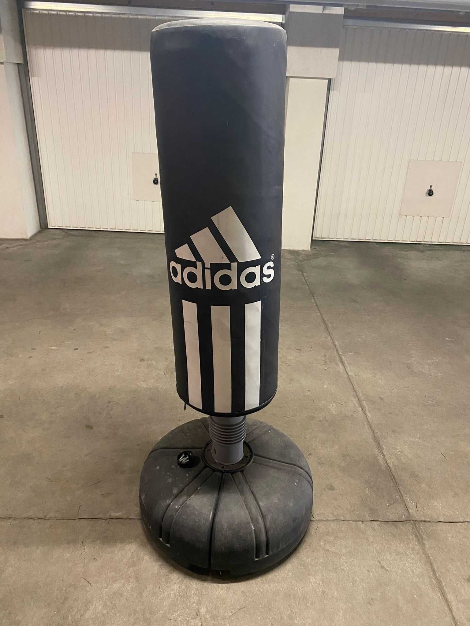 Wolnostojący worek treningowy Adidas – boks, kickboxing, sporty walki