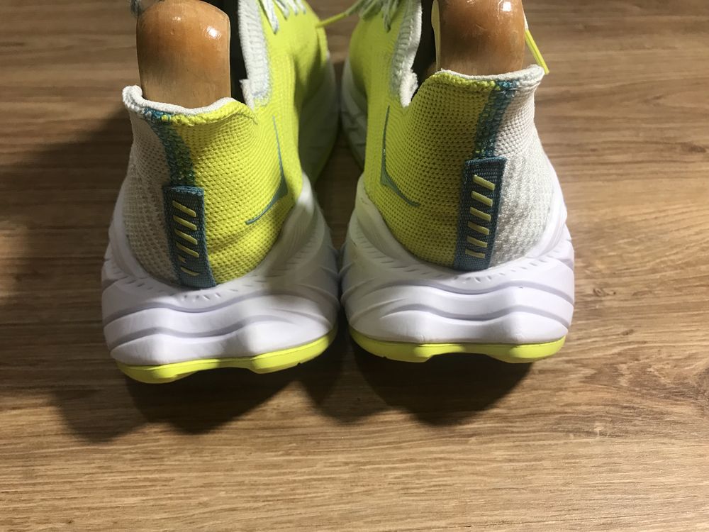 Кросівки Hoka Men's Carbon X 3 Розмір 44(28 см.) Ціна 1890 грн.