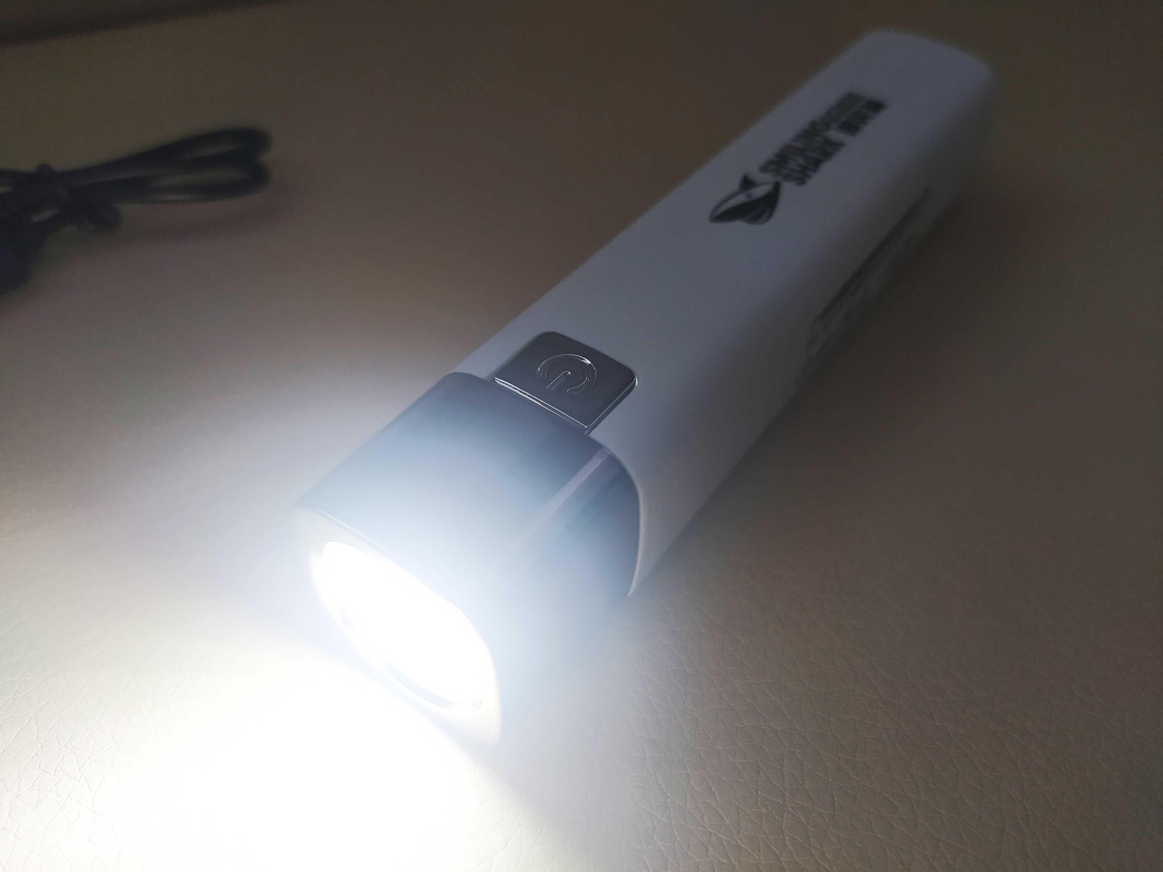Фонарик на встроенном аккумуляторе, заряжается от USB и сети