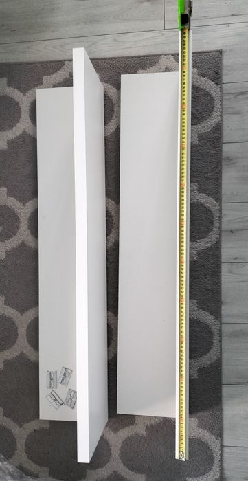 Białe półki ścienne