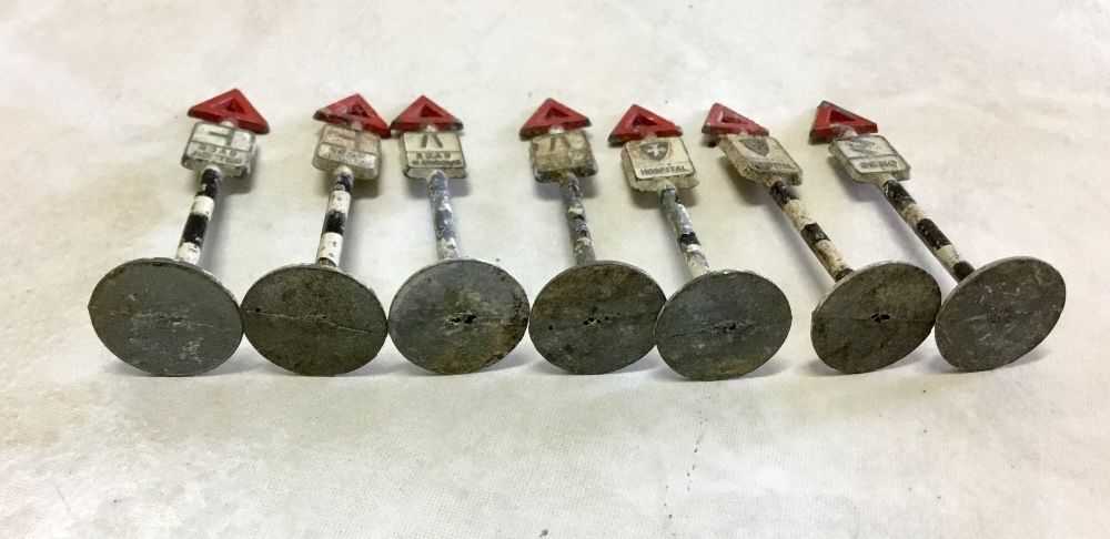 Coleção de 7 sinais de trânsito antigos em metal estilo Dinky Toys