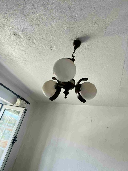 candeeiro de quarto com três globos de luz