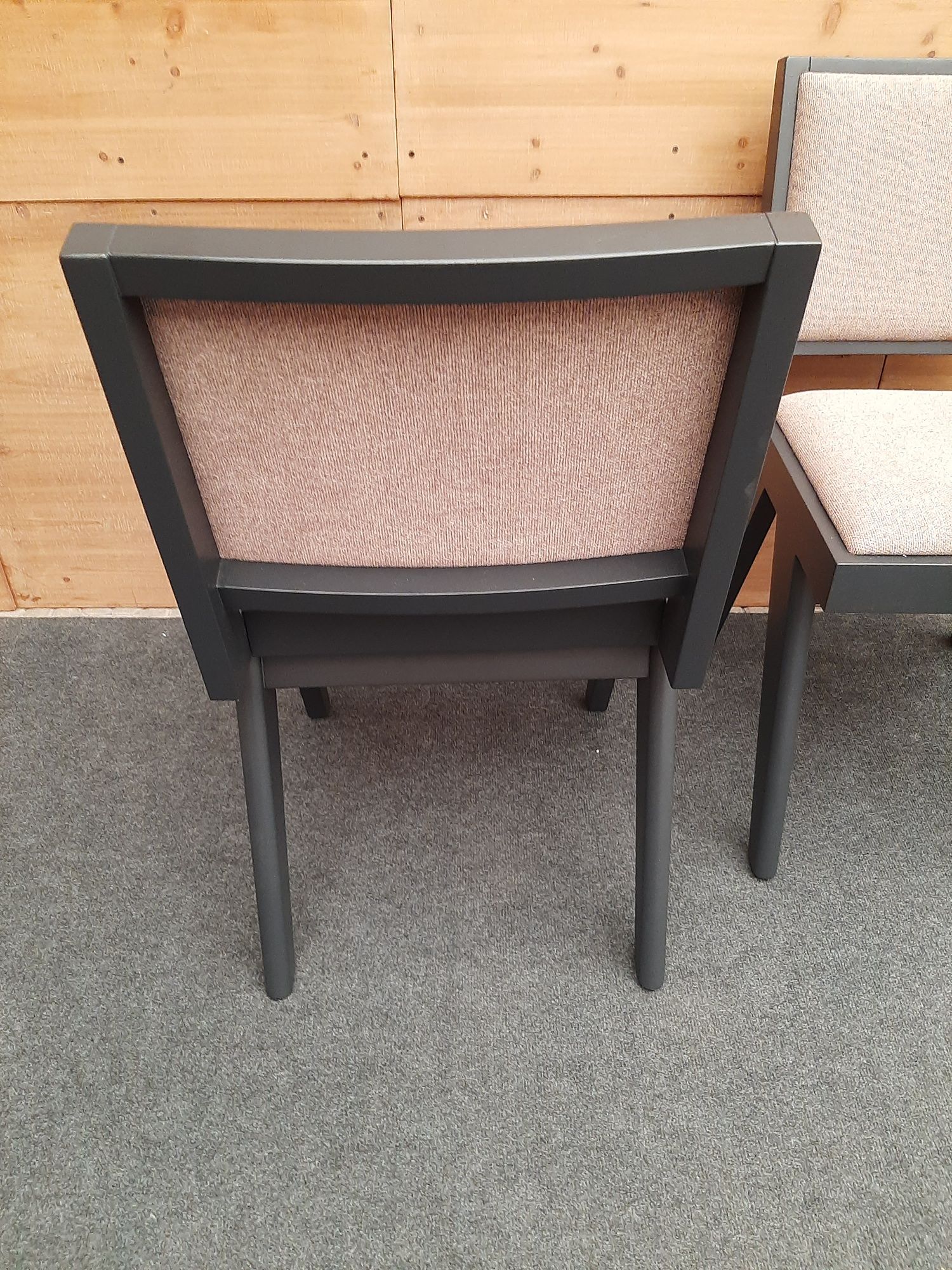 Dwa szare tapicerowane krzesła z beżowym obiciem