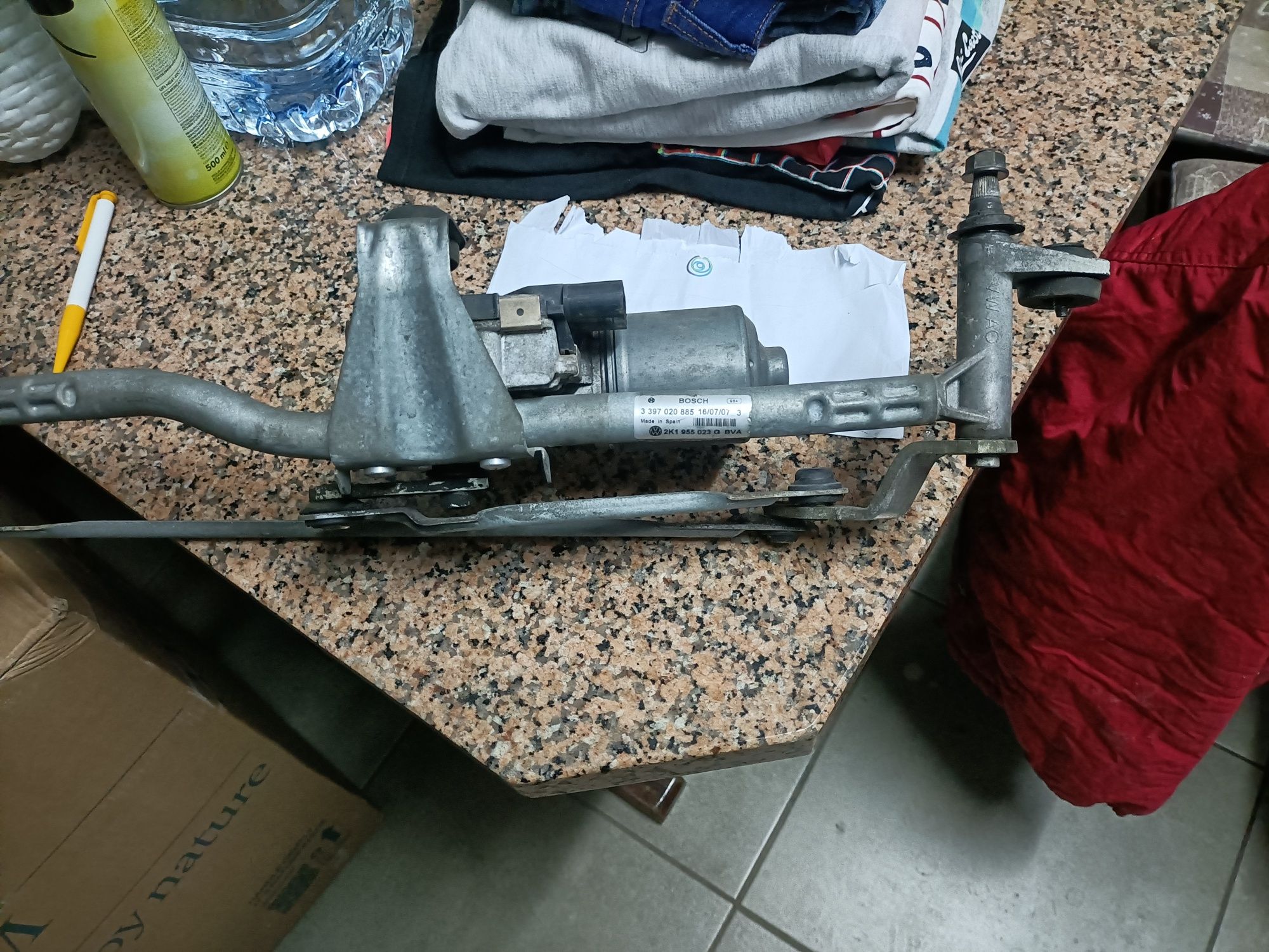 Vendo motor de limpador de uma caddy  preço 170 euros o motor é novo