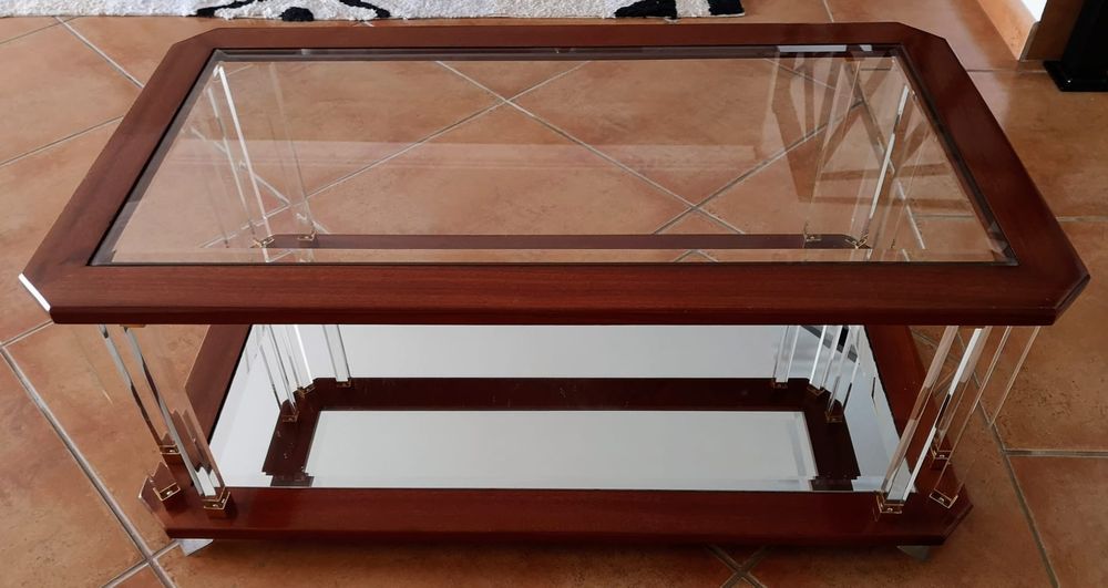 Mesinha de sala / apoio em acrílico envernizada