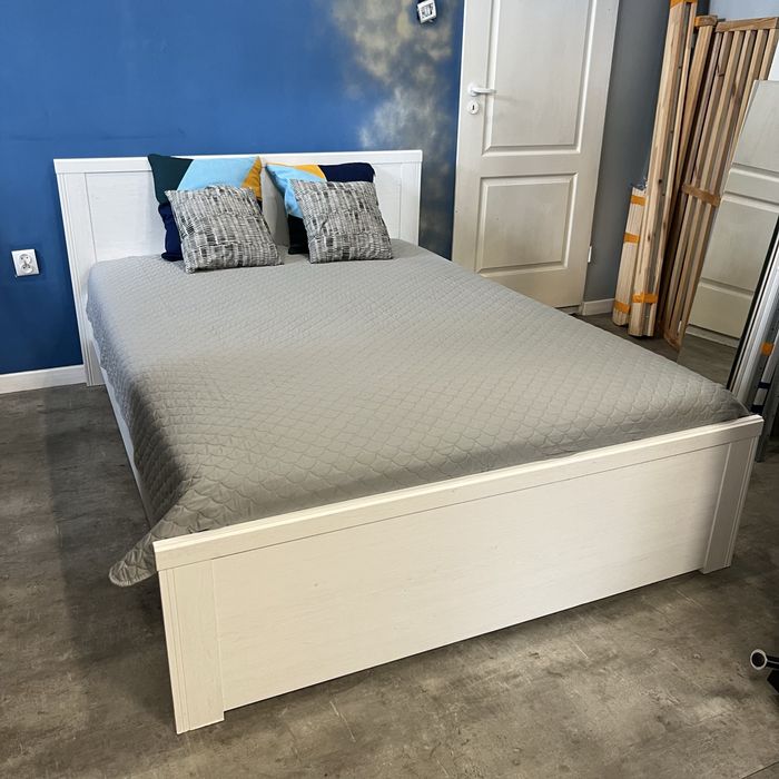 Białe łóżko Ikea stelaż i materac