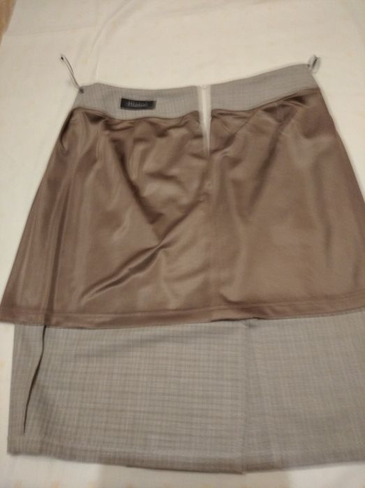 Світла спідниця в дрібну клітинку