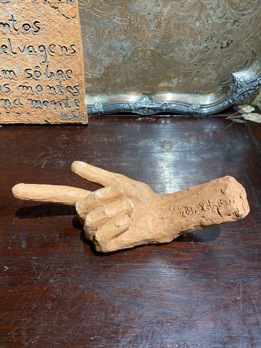 Mão escultura barro da famosa Margarida Schimmelpfennig Assinado 21 cm