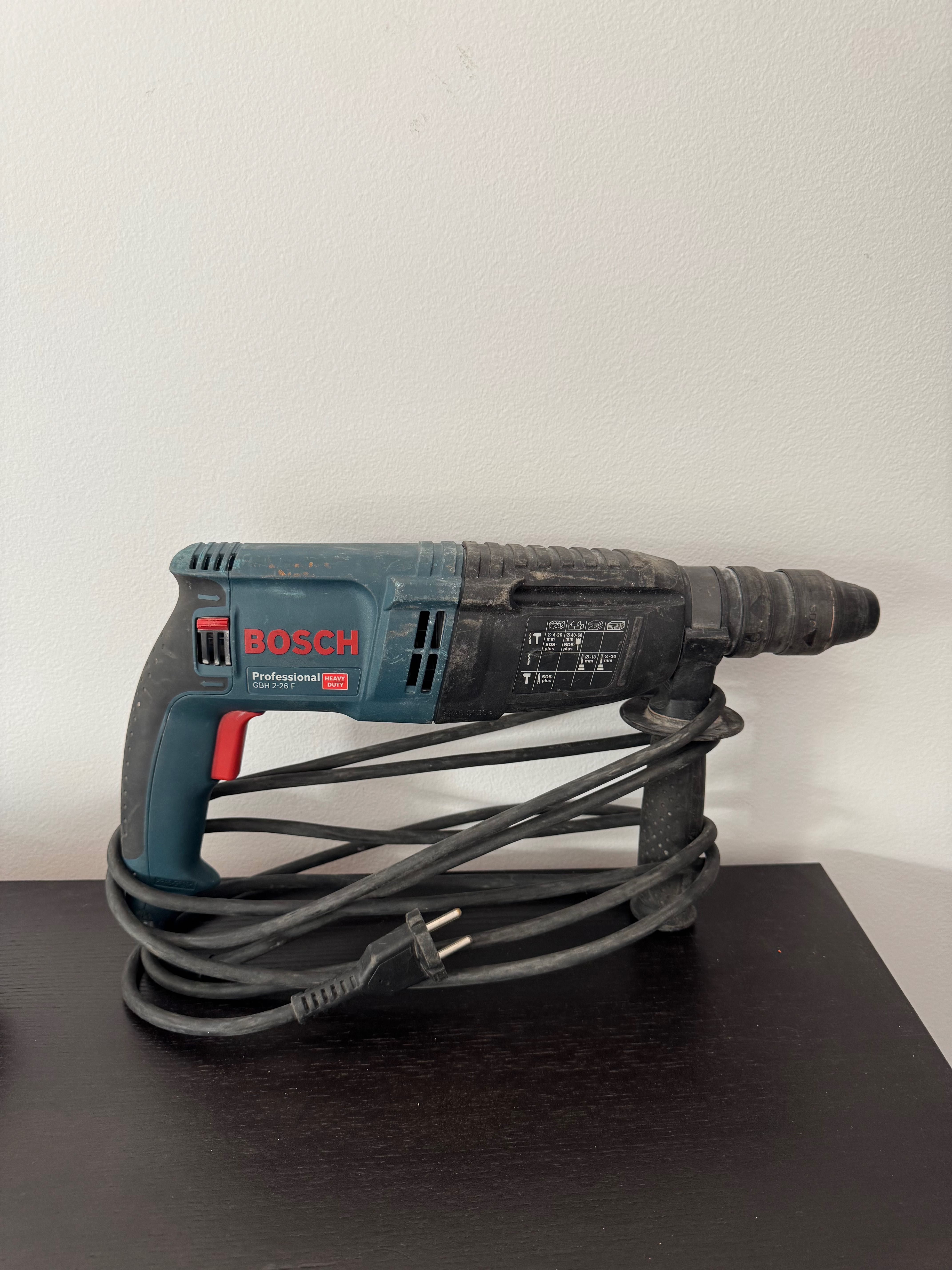Máquina de furar BOSCH Professional GBH 2-26 F como nova