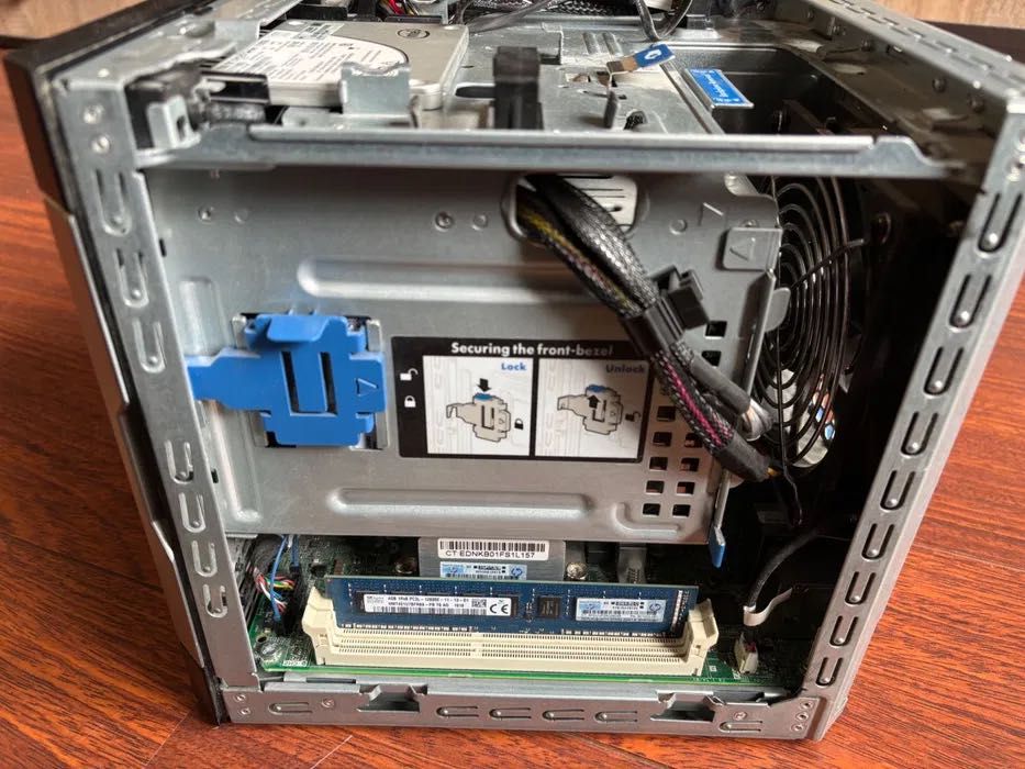 Продается HP MicroServer Gen8 для дома/ офиса ( используется как NAS )