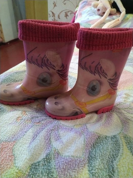 Резиновые детские сапоги на девочку
