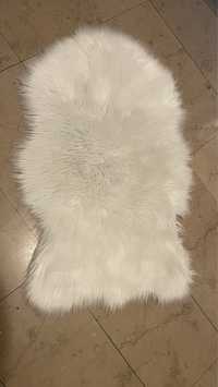 Dywanik owcza skora futro syntetyczne biale 80 cm