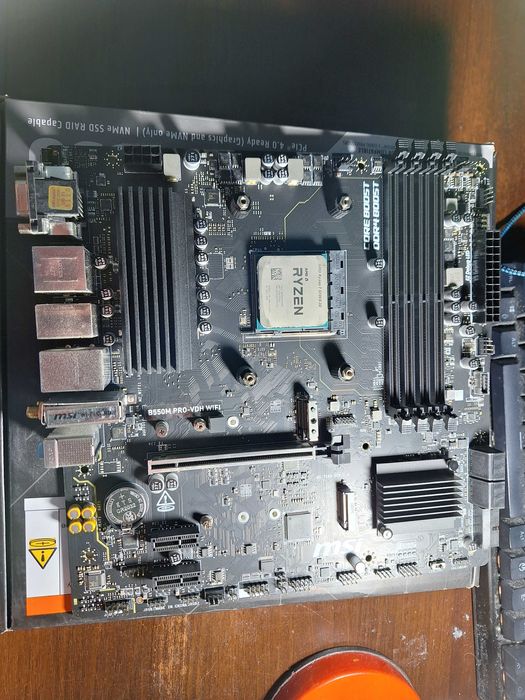 AMD Ryzen 7 5700X3D MSI B550M PRO-VDH WIFI