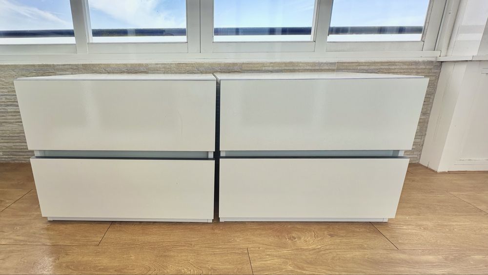 Mesa de cabeceira e espelho