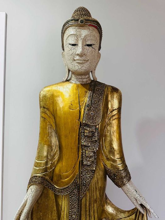 Estatua deusa em dourado e branca