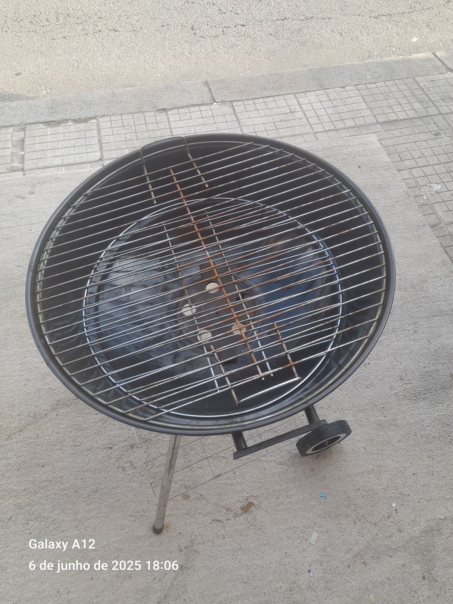 Grelhador a carvão redondo com rodas