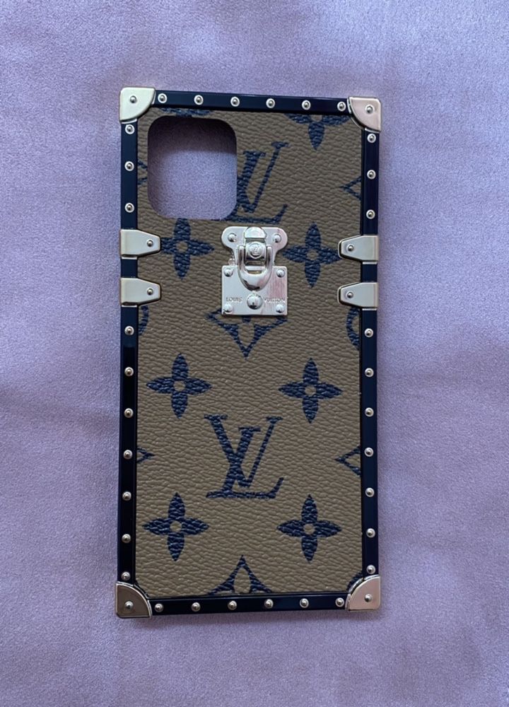 LV Capa iPhone 11 Pro - camel com letras pretas (nova)