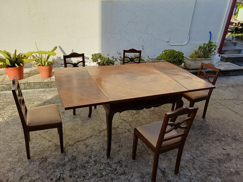 mesa e cadeiras bege