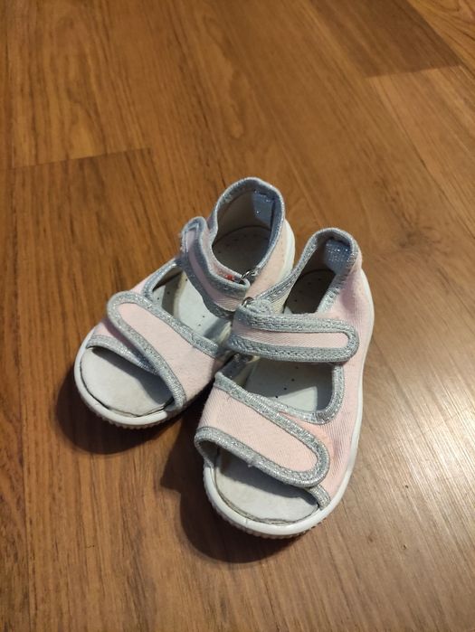 Sandałki dziewczęce r. 23