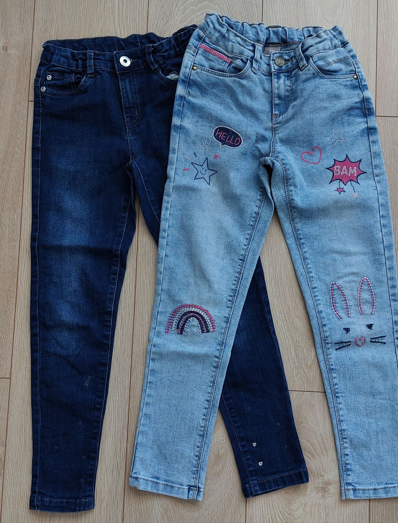 Spodnie jeansowe rurki z wyszywankami 134