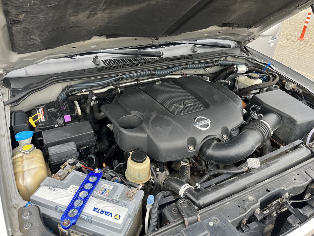Nissan Pathfinder v8