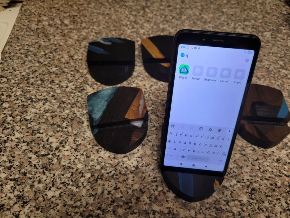 Підставка для телефона, планшета. З мореного дуба та епоксидної смоли.