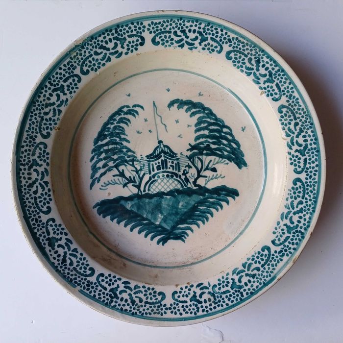 Pratos de faiança com 29.5 cm e 31.5 cm