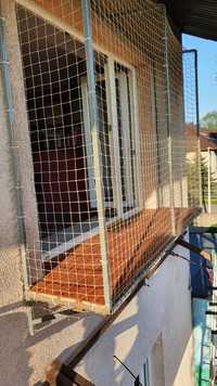 Balkon taras dla kota konstrukcja z siatką na okno